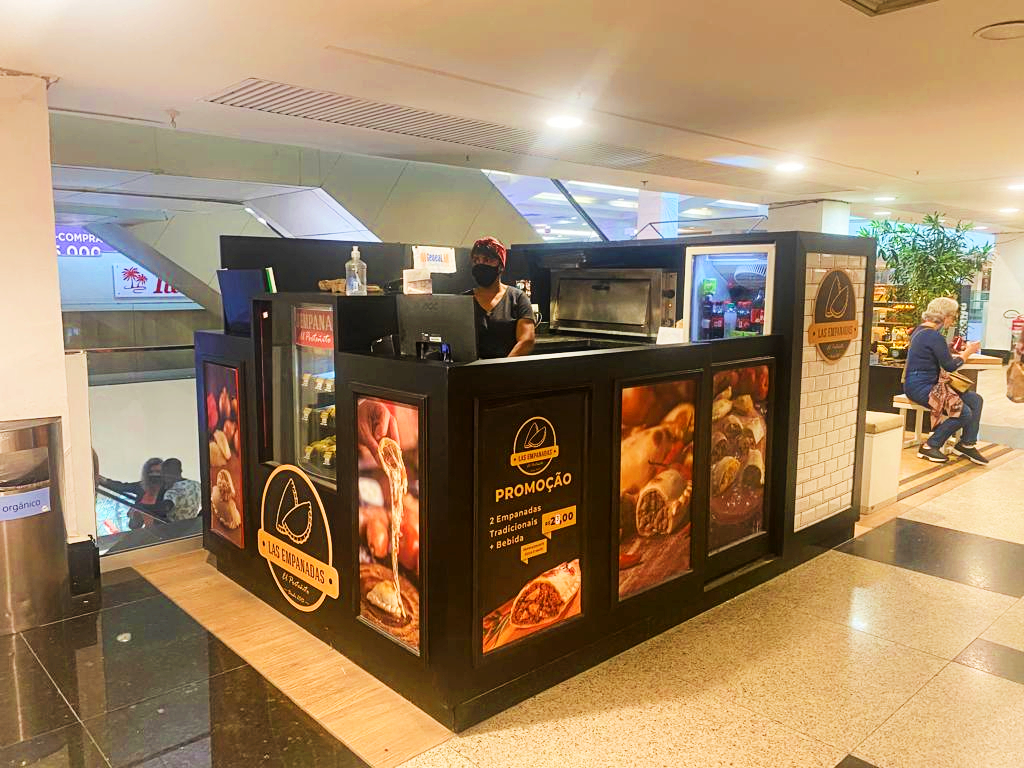 Quiosque Las Empanadas em corredor de shopping, com forno e vitrine