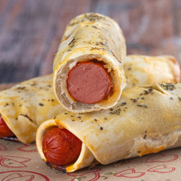 Panchos argentinos: salsicha enrolada na massa e assada com orégano