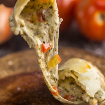 Empanada napolitana aberta, com queijo derretido, tomate e orégano
