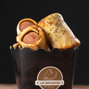 Pancho e empanada na embalagem preta da Las Empanadas