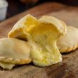 Empanada de queijo com cebola
